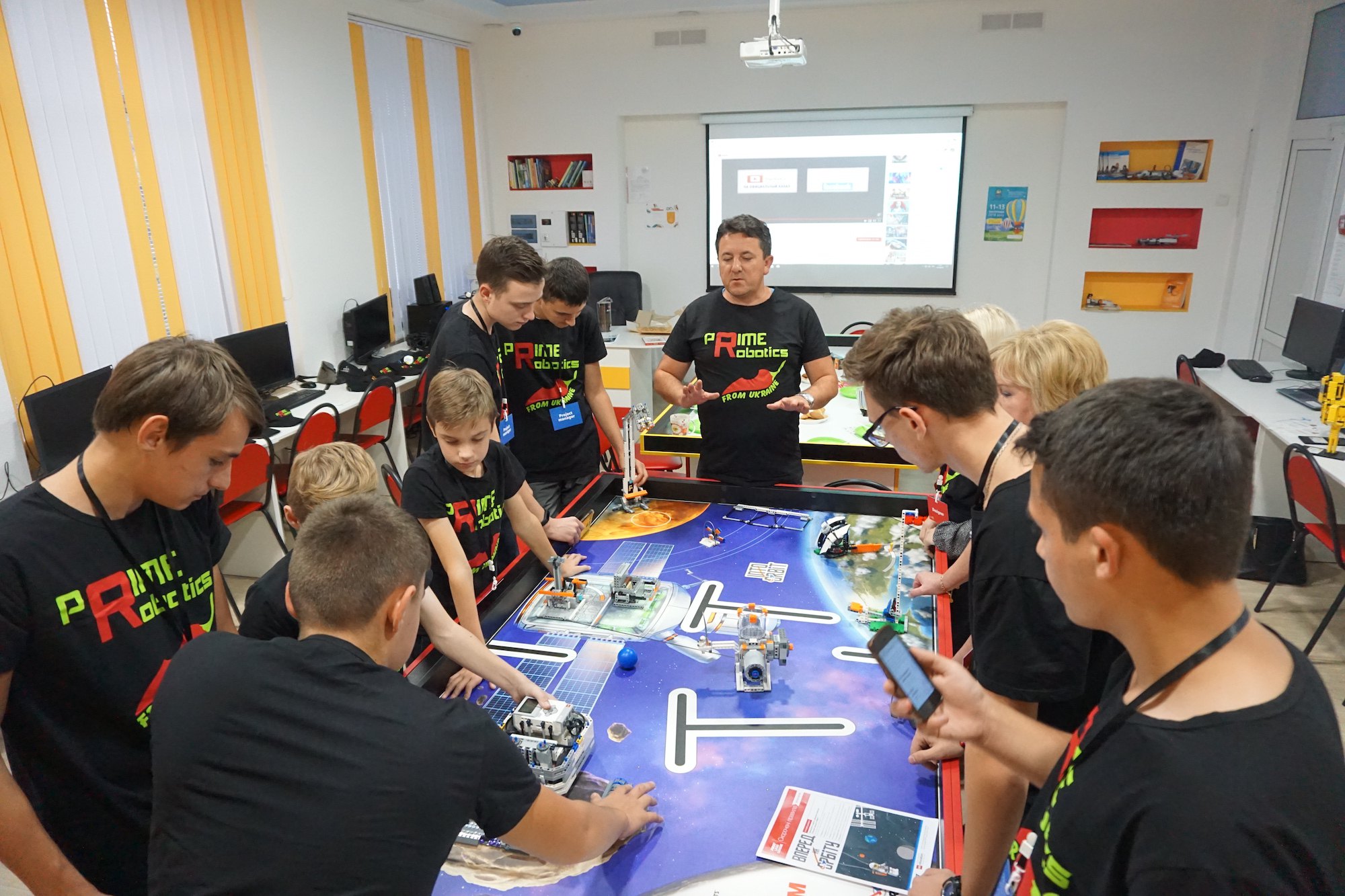 мобільна STEM-лабораторія , яка входить у європейську мережу Future Classroom Lab, де учні навчаються програмування, використовуючи набори робототехніки