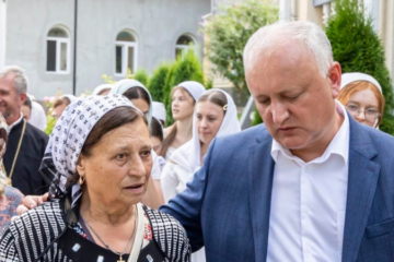 Експрезидент Ігор Додон відвідав у Молдові монастир РПЦ, де отримав орден від настоятеля УПЦ (МП) Онуфрія