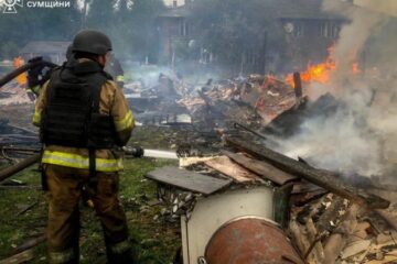На Сумщині після ударів окупантів виникла масштабна пожежа в житловому секторі