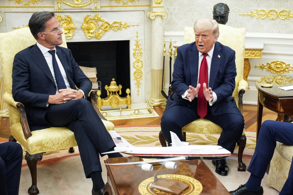 Генеральний секретар НАТО Марк Рютте та президент США Дональд Трамп під час зустрічі в Овальному кабінеті Білого дому у Вашингтоні, 14 липня 2025 року
