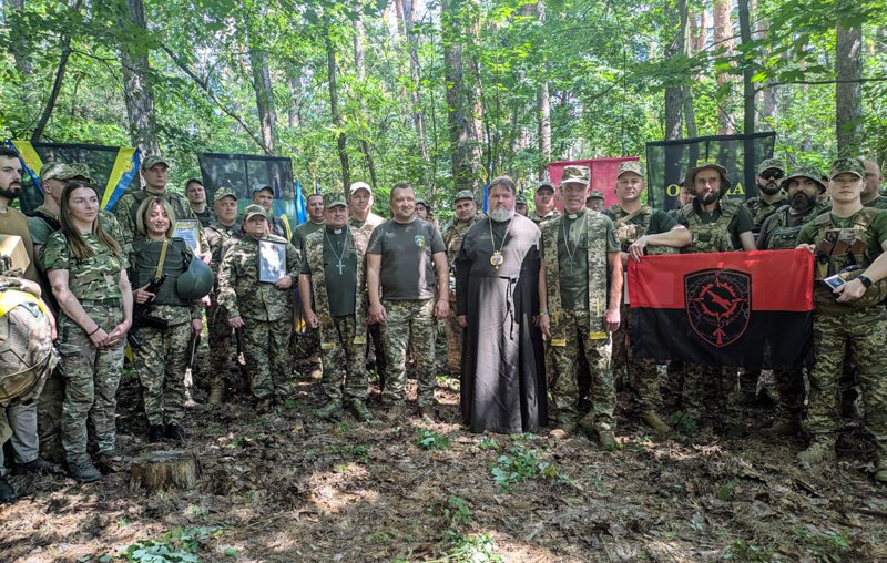 Архієпископ Митрофан із військовими на передовій.