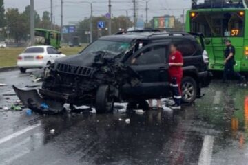 У Харкові позашляховик зіштовхнувся з тролейбусом та автобусом, 8 постраждалих