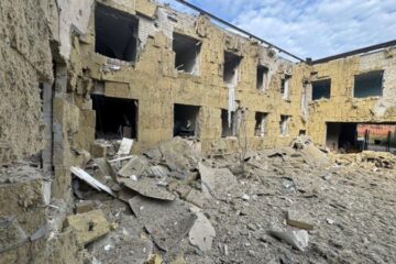 Ворог вдарив по Костянтинівці авіабомбами, пошкодили школу мистецтв і багатоповерхівки