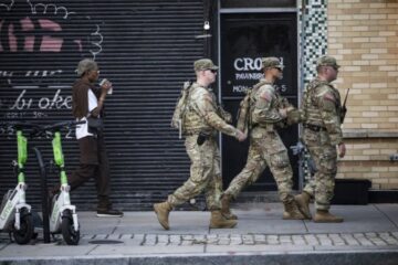 Національна гвардія США почала носити у Вашингтоні зброю