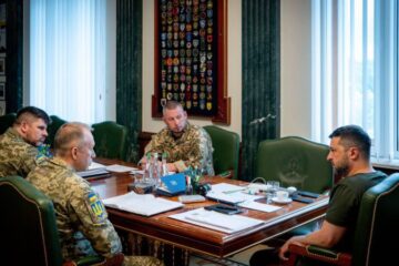 Зеленський обговорив із військовими стуацію на фронті, резерви і роботу із партнерами