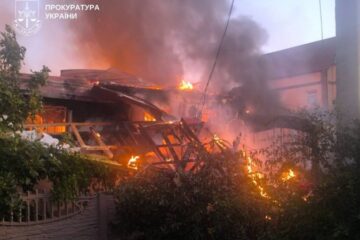 Росіяни вдарили з артилерії по Херсону, є загибла і поранена