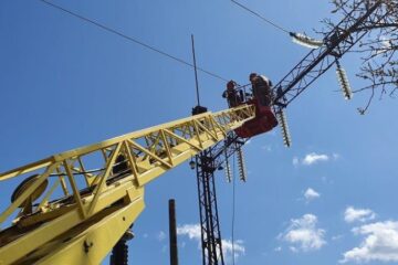 Унаслідок нічної атаки без електропостачання опинилися понад 100 000 домогосподарств в трьох областях