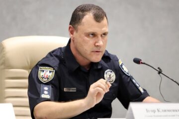 Глава МВС уточнив про виїзд за кордон жінок-депутаток