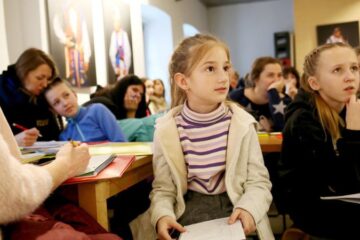 Майже 225 тисяч дітей з України отримують допомогу “800+” у Польщі