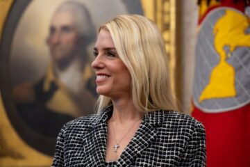 Генпрокурорка США звільнила співробітницю Мін’юсту за непристойний жест на адресу Нацгвардії