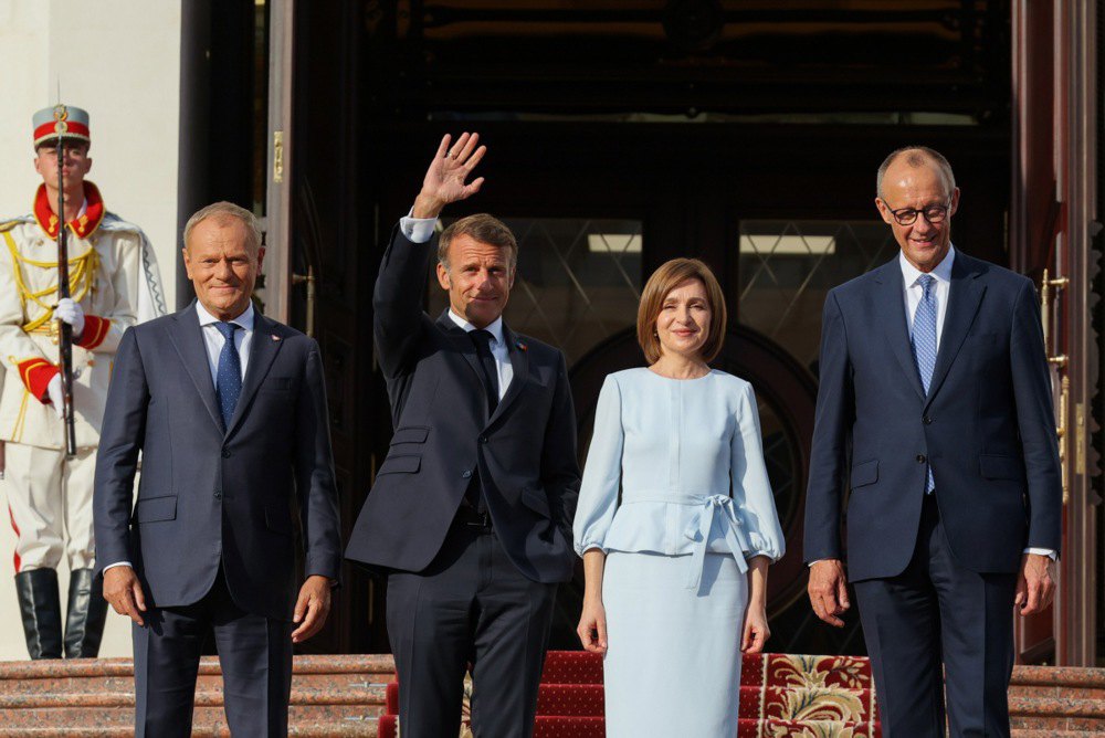 Прем'єр-міністр Польщі Дональд Туск, президент Франції Еммануель Макрон , президент Молдови Майя Санду та канцлер Німеччини Фрідріх Мерц під час зустрічі в Кишиневі, 27 серпня 2025 року.