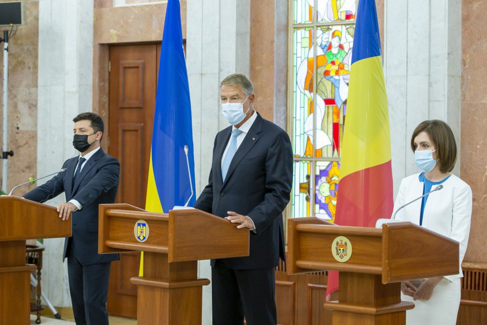 Президент Румунії Клаус Йоганніс (у центрі) виступає під час спільного брифінгу з президенткою Молдови Майєю Санду та президентом України Володимиром Зеленським під час зустрічі на честь 30-річчя незалежності Молдови, у Кишиневі, 27 серпня 2021 року