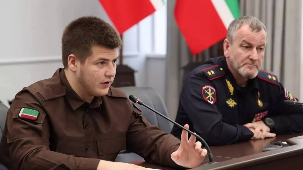 17-річний Адам Кадиров, секретар Ради безпеки Чечні (ліворуч)