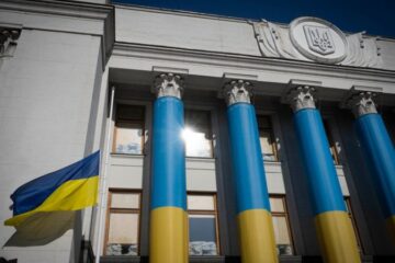 ​На будівлі Верховної Ради приспустили державний прапор в пам’ять про Андрія Парубія