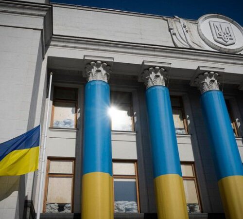 ​На будівлі Верховної Ради приспустили державний прапор в пам’ять про Андрія Парубія