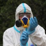 Фахівці РХБ розвідки перевіряють рівень радіації біля пошкодженої внаслідок російського обстрілу конструкції на ЧАЕС
