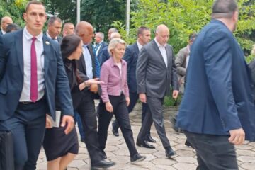 Президентка Єврокомісії прибула до Болгарії обговорювати оборону ЄС та загрози з боку Росії