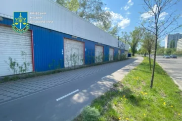 Суд зобов’язав знести незаконні автомийку й шиномонтаж біля річки Либідь