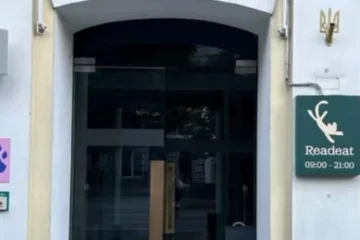 У книгарнях Readeat та Knigoland вибиті вікна внаслідок нічної атаки