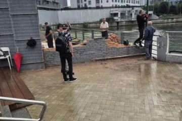 Паркан на набережній Дніпра біля ЖК River Stone, який намагалися демонтувати, почали відновлювати