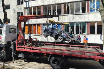 У Києві залишилося прибрати 194 покинутих чи пошкоджених обстрілами авто