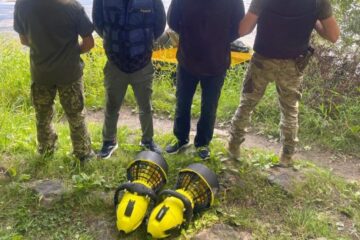 Ухилянти на підводних скутерах влаштували перегони з ДПСУ на Дністрі