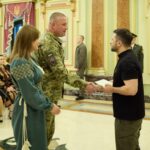 Президент вручив сертифікати на квартири Героям України та рідним загиблих захисників