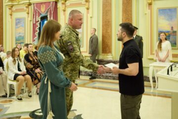 Президент вручив сертифікати на квартири Героям України та рідним загиблих захисників