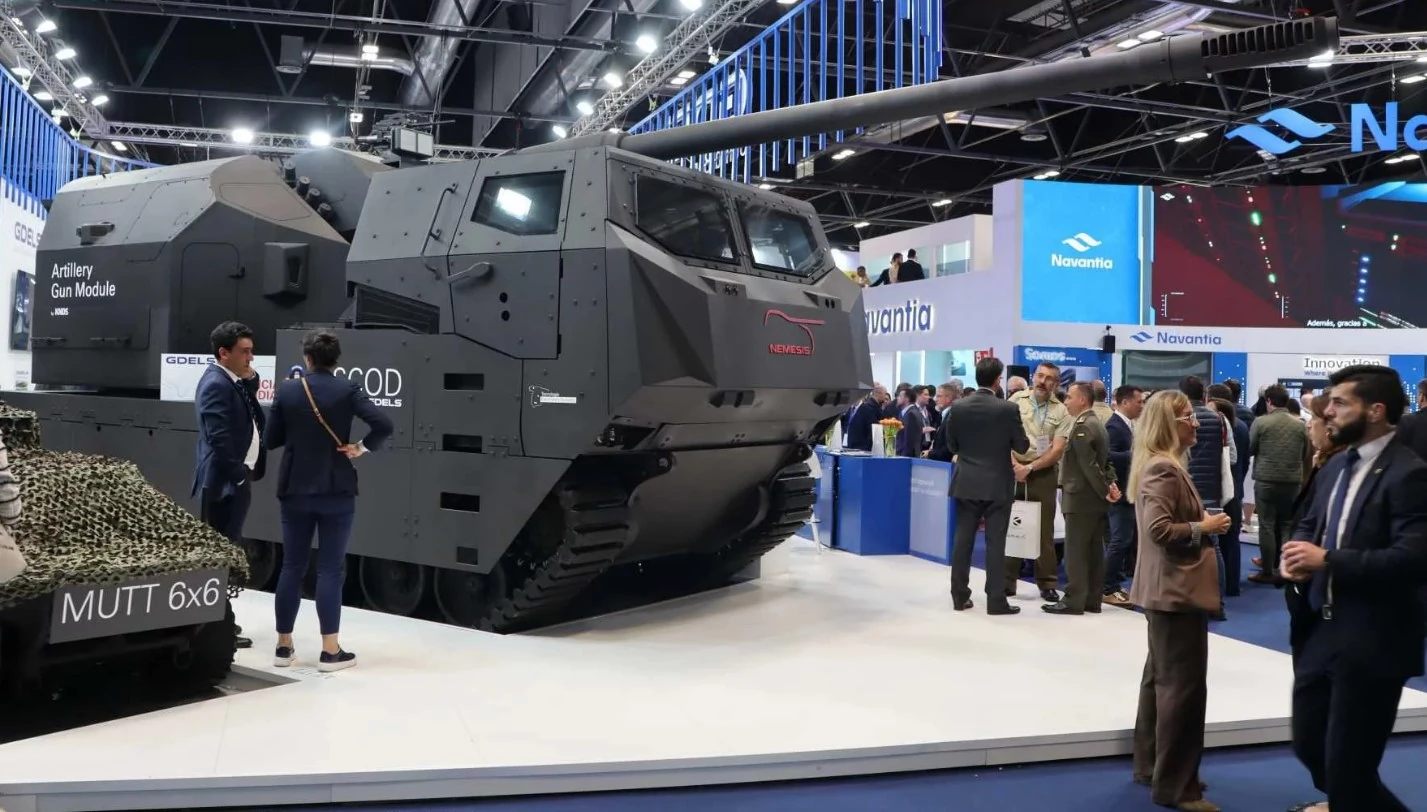 155-мм самохідна гаубиця NEMESIS представлена на стенді General Dynamics European Land Systems (GDELS) під час виставки FEINDEF 2025 у Мадриді. Фото: Army Recognition Group
