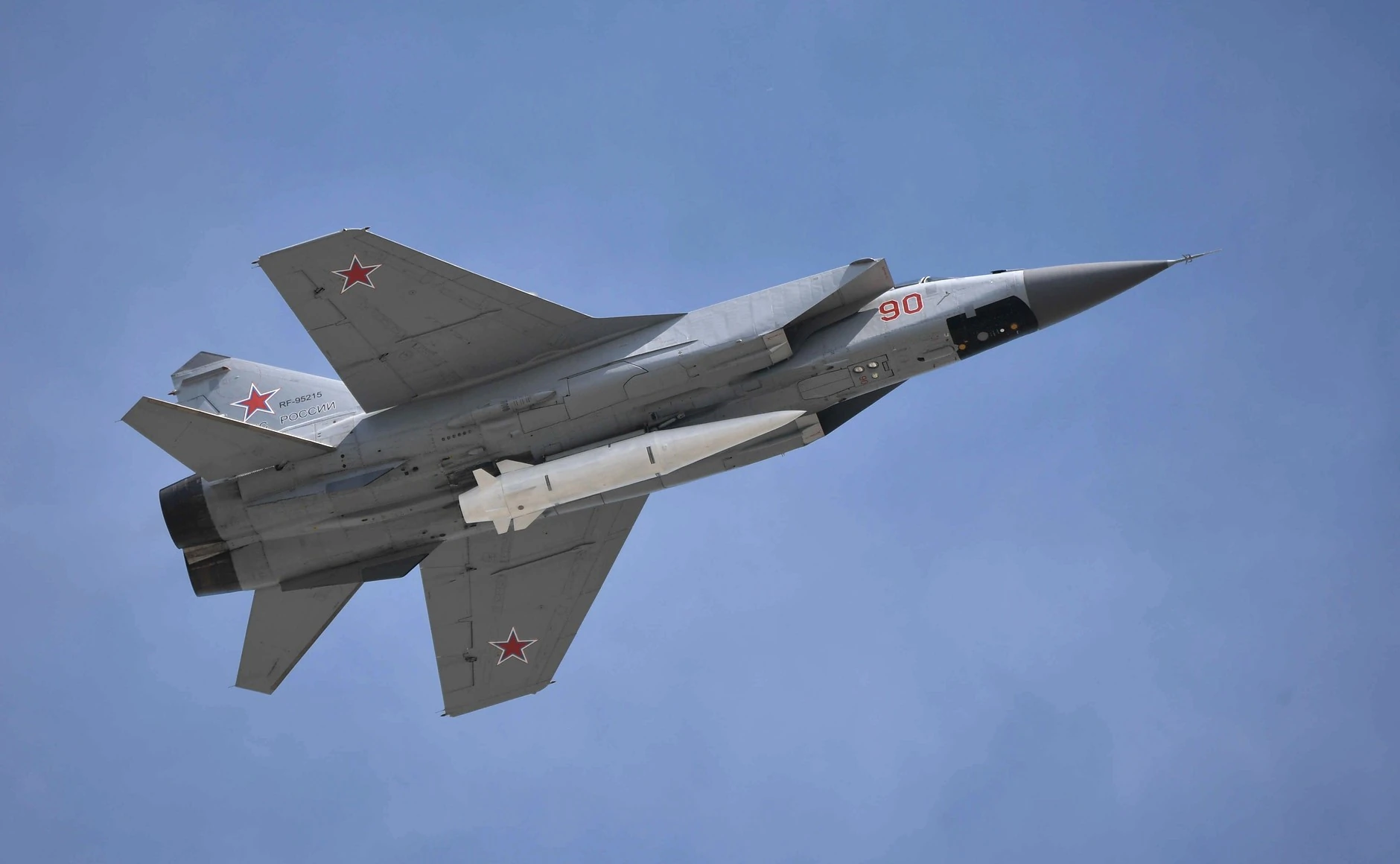 Ракета «Кинджал» на підвісці російського бойового літака. Фото: мо рф