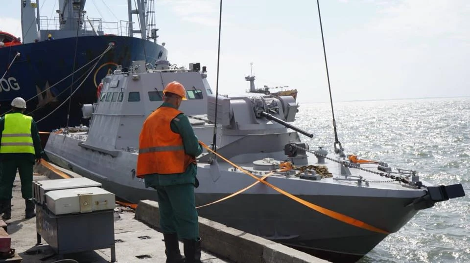 Спуск на воду катера «Лубни» після доставки на Азовське море автомобільним транспортом. Бердянськ, 11 вересня 2018 р. Фото: