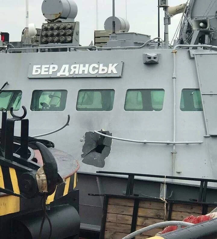 Пошкоджена внаслідок російського обстрілу надбудова катера «Бердянськ». Над таблицею з назвою катера — пускова установка системи УППП-20. Керч, 27 листопада 2018 р. Фото: ВМС ЗСУ