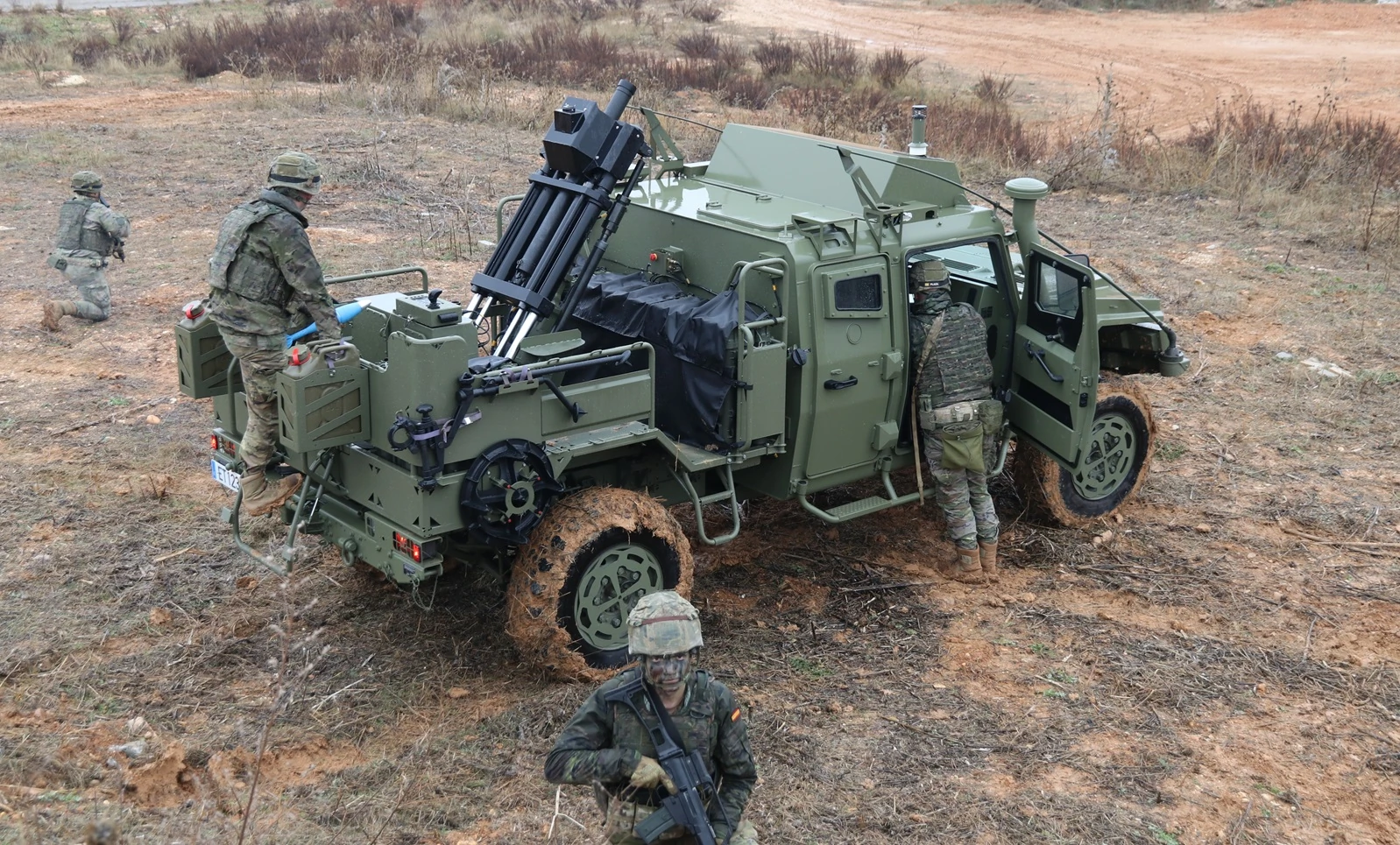 Подвійна інтегрована мінометна система Eimos калібру 81 мм, встановлена на високомобільній колісній броньованій машині URO VAMTAC ST5 4×4. Фото: Julio Maíz Gutiérrez