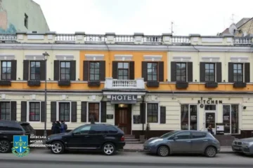 Власника житлового будинку з крамницями на Подолі зобов’яжуть укласти охоронний договір – прокуратура
