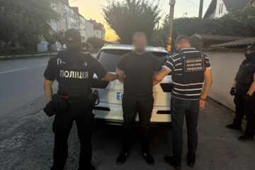 На «Ауді» до Словаччини: на Закарпатті прикордонники затримали переправника та його клієнта