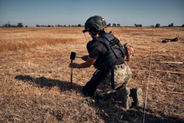 Під ногами — смерть, попереду — робота: сапери розмінували територію розміром з Бучу