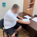 У Києві затримали чоловіка, який допомагав незаконно знімати чоловіків з військового обліку