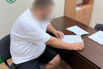 У Києві затримали чоловіка, який допомагав незаконно знімати чоловіків з військового обліку
