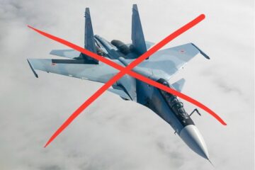 Поблизу Зміїного впав російський винищувач Су-30СМ: знайдено уламки, пілотів шукають