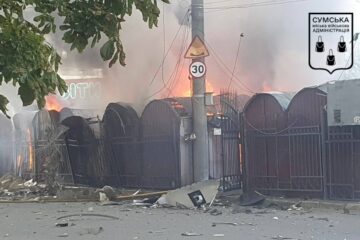 Удар по центру Сум: ворог атакував місто безпілотником, на місці влучання — пожежа