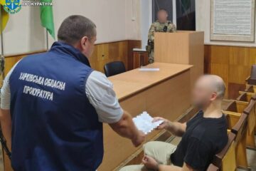 «Дістав ніж і вдарив у скроню»: у Харкові чоловік поранив поліцейського та трьох співробітників ТЦК