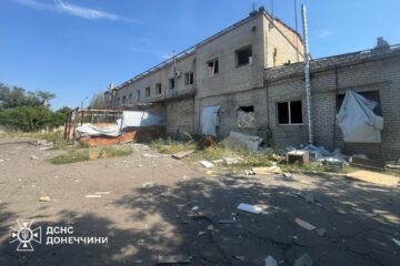 Окупанти обстріляли пожежну частину на Донеччині, двох рятувальників поранено