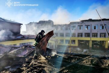 Російський удар по школі на Дніпропетровщині: вогонь охопив будівлю