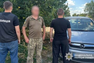 Командира роти, що вимагав хабарі за приховування факту СЗЧ затримали на Дніпропетровщині