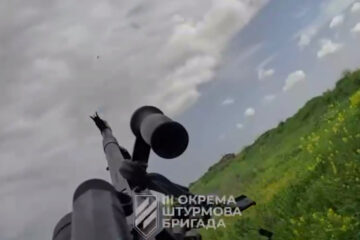 «Перша, друга, третя — і я зрозумів, що буде весело»: ППО врятувала САУ від атаки рою FPV