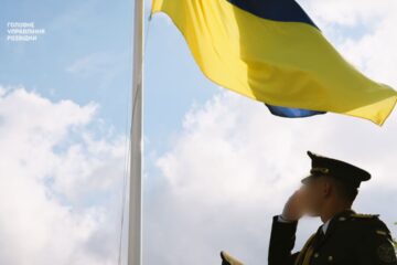 «Стояти в бою до перемоги»: у ГУР підняли прапор України та прочитали молитву розвідника