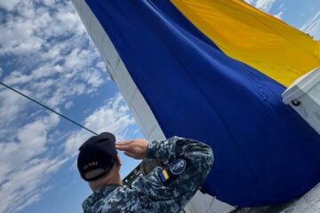 До Дня Незалежності ВМС на маяку в Одесі підняли велетенський прапор України