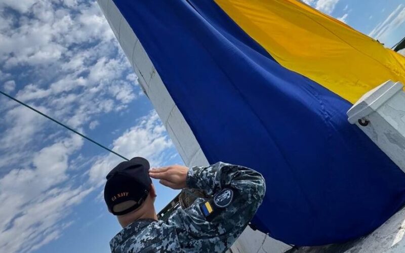 До Дня Незалежності ВМС на маяку в Одесі підняли велетенський прапор України