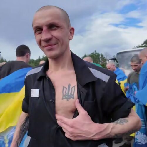 Денис Шмигаль поділився зворушливими кадрами з українцями, визволеними з ворожого полону