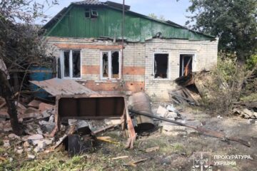 Дві людини поранено внаслідок ворожих ударів по Харківщині